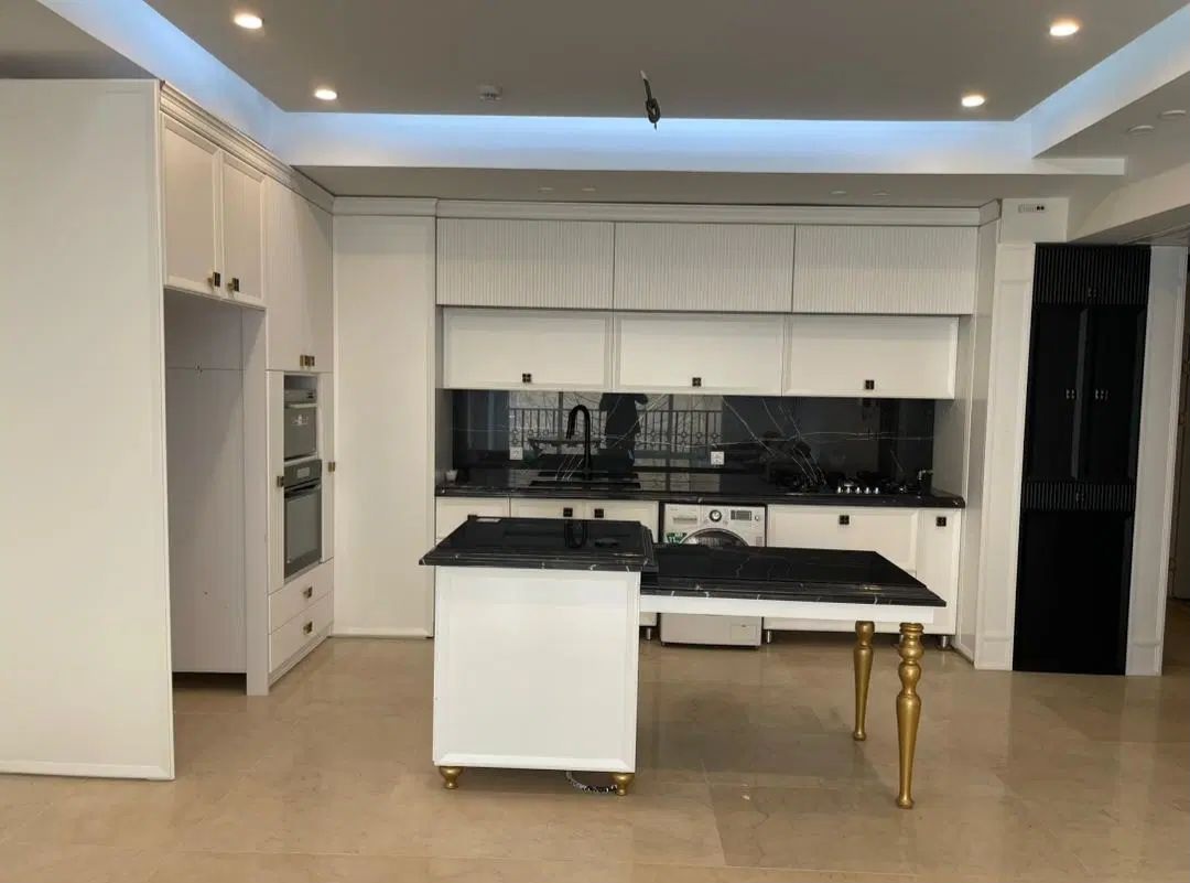 کابینت نیوکلاسیک قاب ومیله با پایه مبلی طلایی در رنگبندی کدF۳۱۶