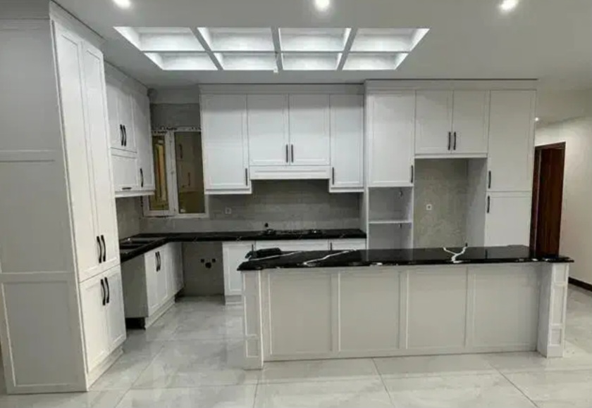 کابینت نیوکلاسیک سفید وکیوم جدید با طرح ورنگبندی زیادکدXz ۴۰۵