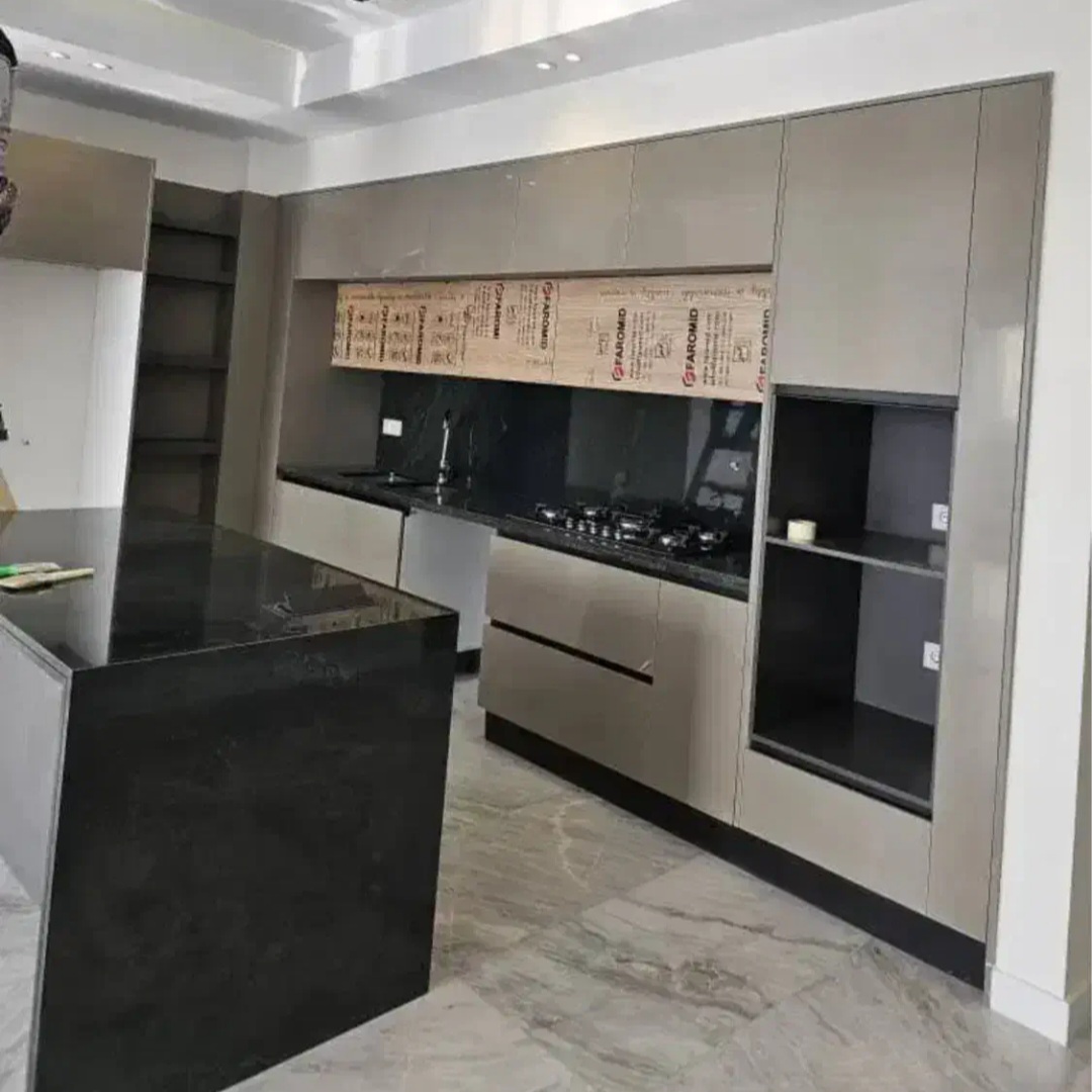 کابینت هایگلاس طوسی وفرامید در۴قسط کد ۴۹۴