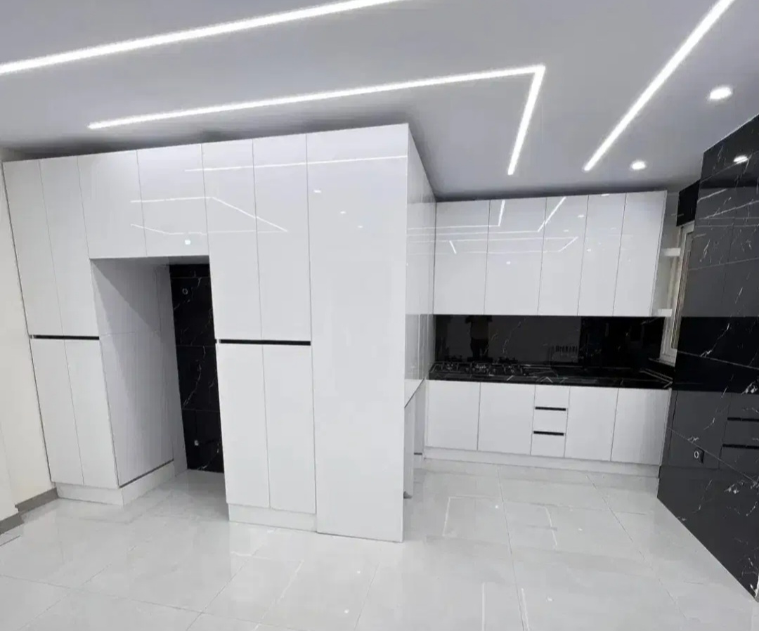 کابینت دربازارکابینت تهران .هایگلاس سفید ورنگی کد ۷۰۱