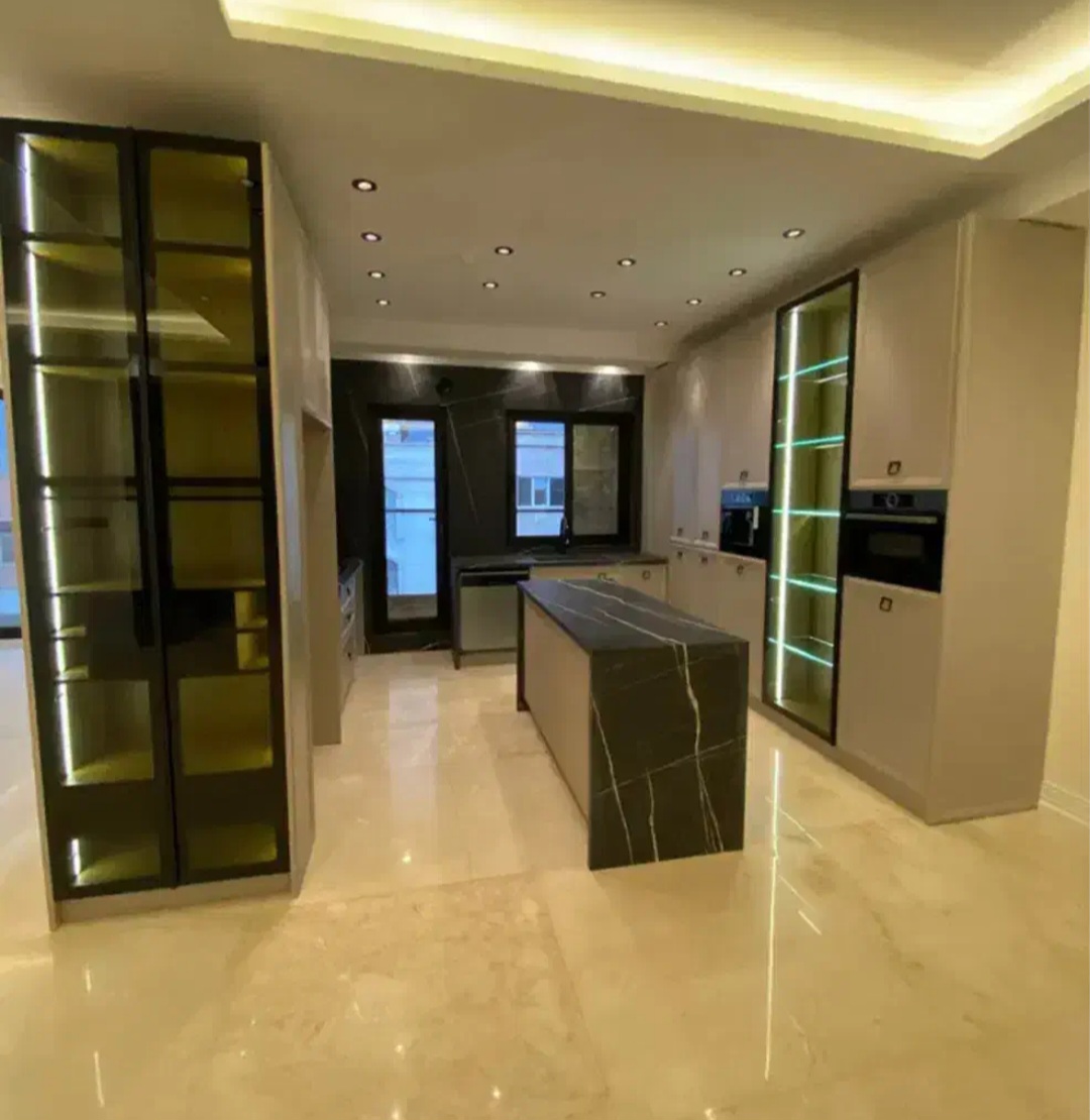 کابینت هایگلس سوپرمات وام دی اف برجسته ونیوکلاسیک .سفارشی دربازارکابینت تهران کد ۷۰۷