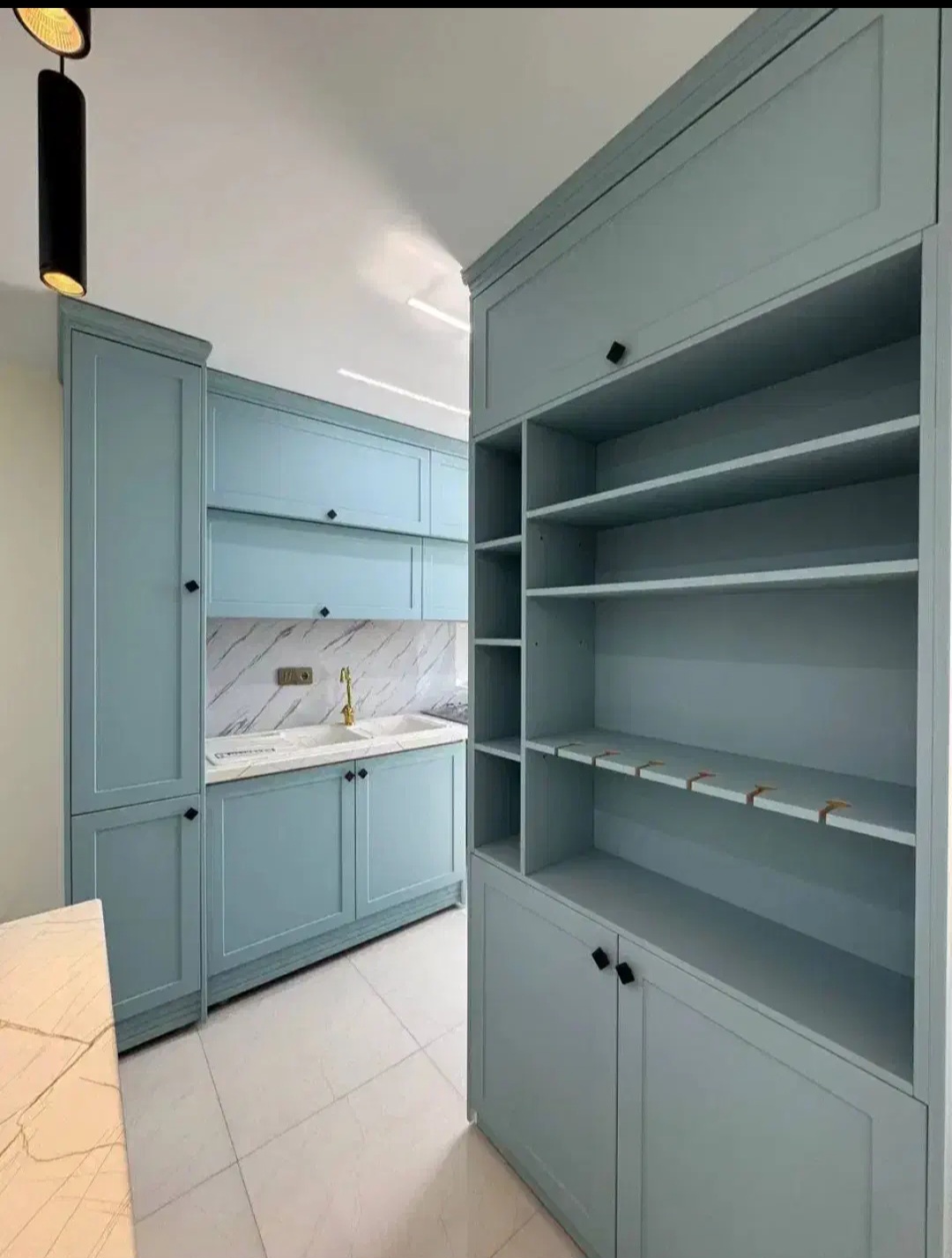 کابینت سفارشی نئوکلاسیک باکافی باردر رنگ‌بندی وطراحی اختصاصی نصب تهران و حومه کد۷۲۸